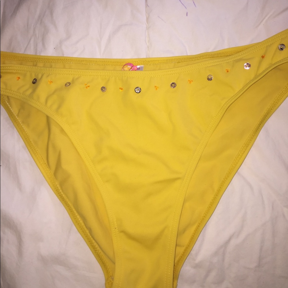 Bikini - Picture 3 of 3
